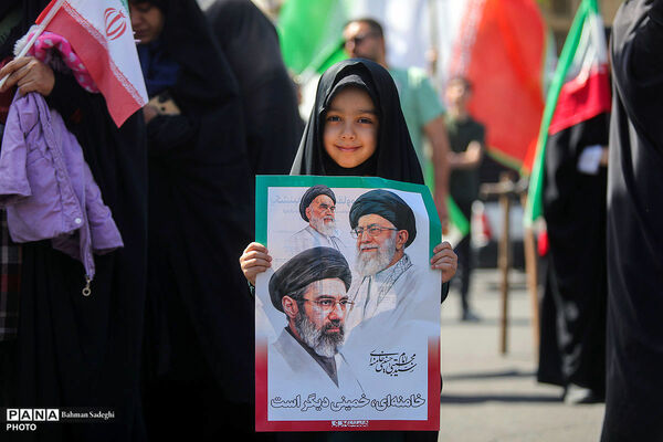 حضور دانش‌‌آموزان در چهلمین روز شهادت رهبر شهید انقلاب اسلامی
