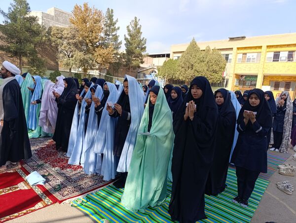 اقامه نماز باران در مدرسه شاهد قدسیان