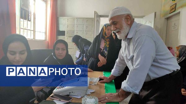 حضور مردم غیور مشهد در چهاردهمین دوره انتخابات ریاست جمهوری در دبستان مهندس رحمانی فرد مشهد 