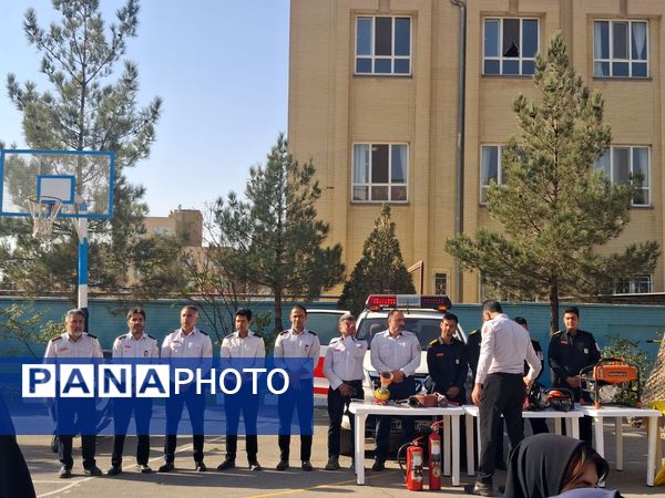 گرامیداشت پدافند غیرعامل با حضور مسئولان شهرستان در دبیرستان وکیلی ۹