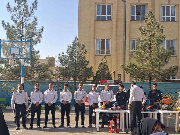 گرامیداشت پدافند غیرعامل با حضور مسئولان شهرستان در دبیرستان وکیلی ۹