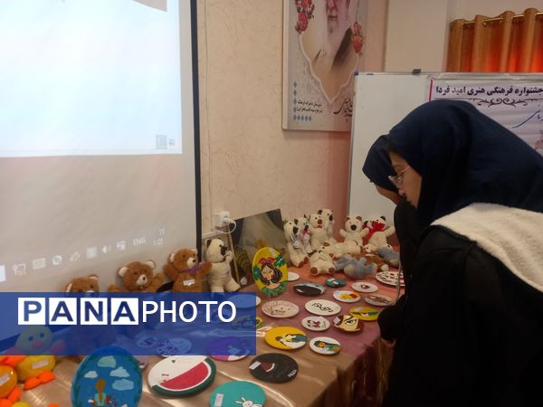نمایشگاه مدرسه آرمانی هنر آسمانی در دبیرستان فرهنگ مرحوم فخرایی
