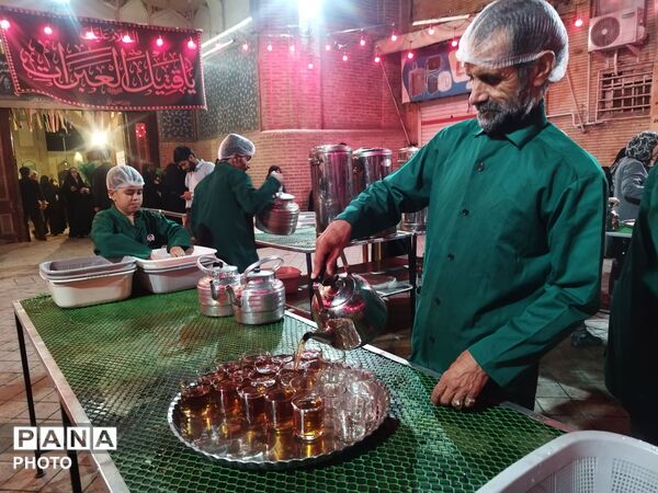 عطرِ خدمت در ضیافتِ شبانه؛ صد و پنجاه و ششمین شبِ میزبانی در چایخانه حضرت زهرا (س)