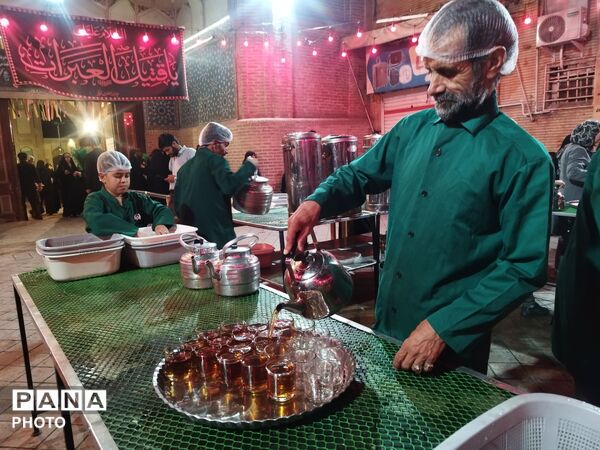 عطرِ خدمت در ضیافتِ شبانه؛ صد و پنجاه و ششمین شبِ میزبانی در چایخانه حضرت زهرا (س)