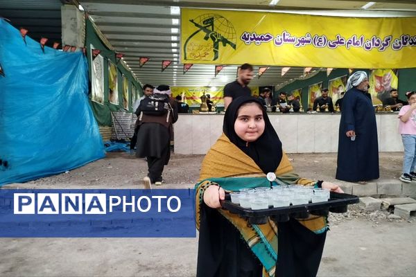 خدمت بی‌منت خادمان کوچک به زائران در حمیدیه 