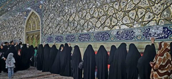 غبارروبی حرم حضرت معصومه(س) با حضور اصحاب رسانه