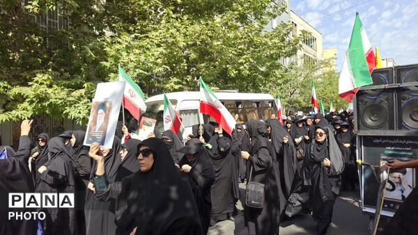  حضور حماسی فرهنگیان منطقه ۳ در مراسم وداع با رهبر شهید