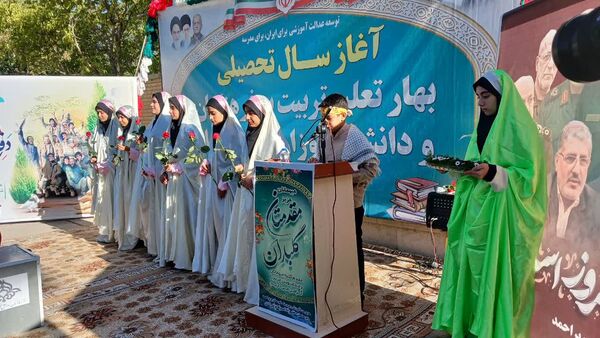 نواختن زنگ استانی مهر، ایثار و مقاومت در مدرسه نمونه دولتی ۹ دی به مناسبت آغاز سال تحصیلی و هفته دفاع مقدس