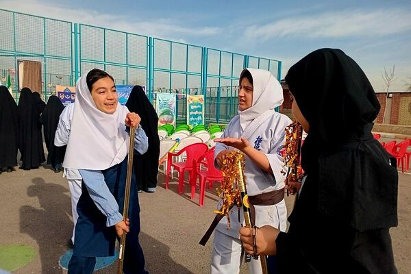 افتتاح زمین چمن مصنوعی آموزشگاه دخترانه شاهد فرهنگ همزمان با جشن ۲۲ بهمن