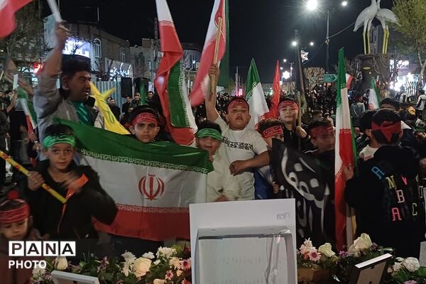 حضور دانش‌آموزان و فرهنگیان فشافویه در آیین‌های شبانه؛ نمایش بصیرت و تجدید میثاق با آرمان‌های شهدا