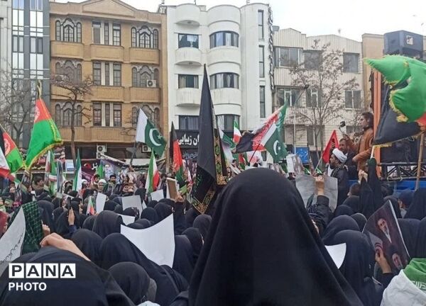 تصاویر حضور مهاجران مسلمان در مشهد؛ همبستگی با ملت ایران در سوگ امام خامنه‌ای (ره)