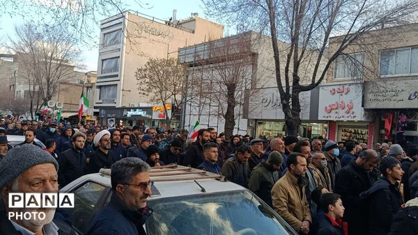 خروش مردم چهارمحال و‌بختیاری در میدان انقلاب شهرکرد
