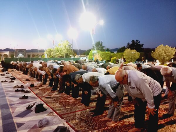 برپایی نماز جماعت در آرامگاه شهید مدرس 