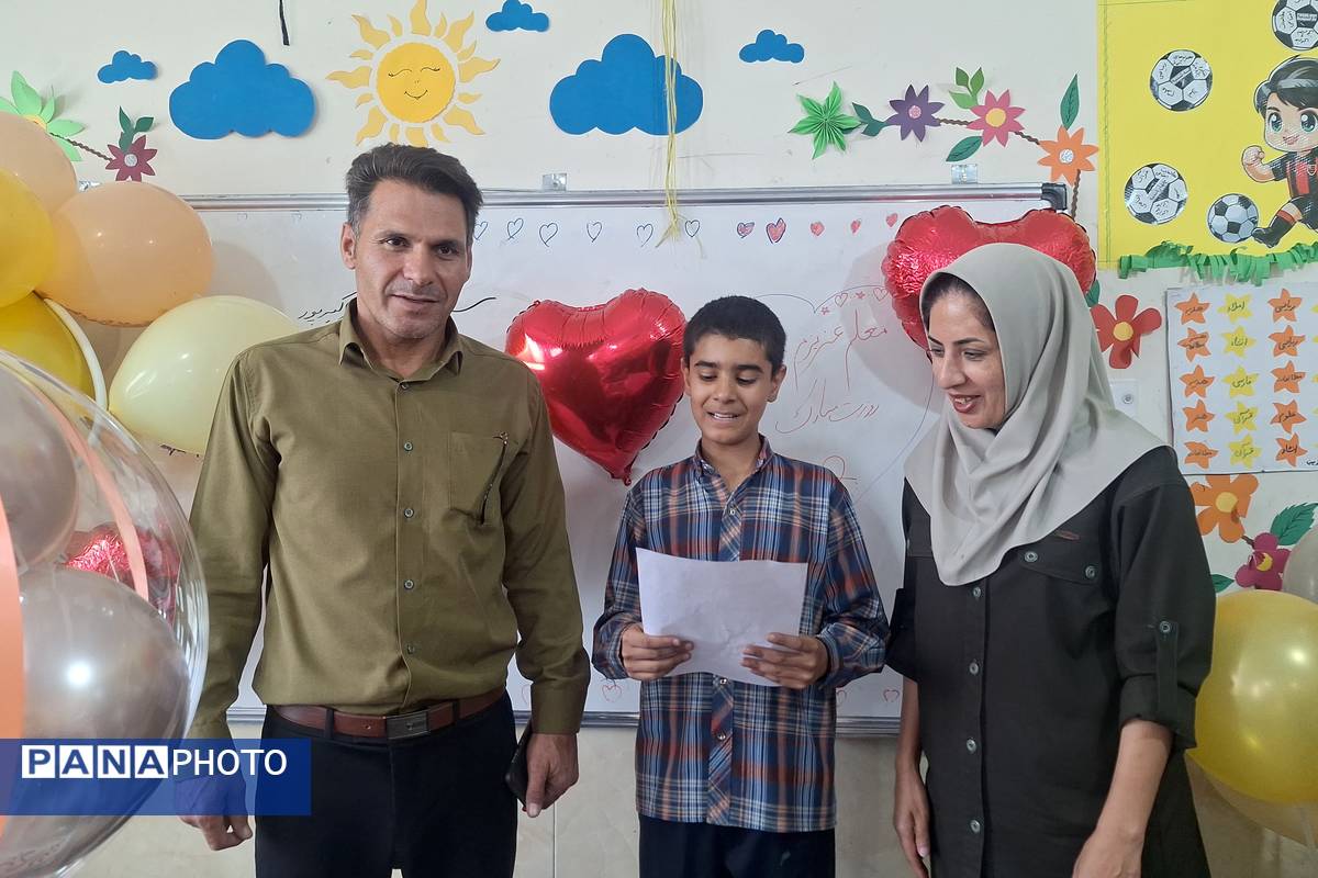 معلم مشعل دانش و چراغ هدایت است