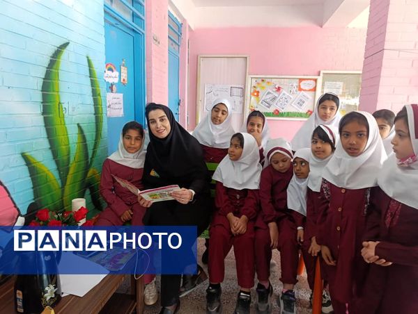 جشن کتاب و قصه‌گویی در دبستان شهید تنیده