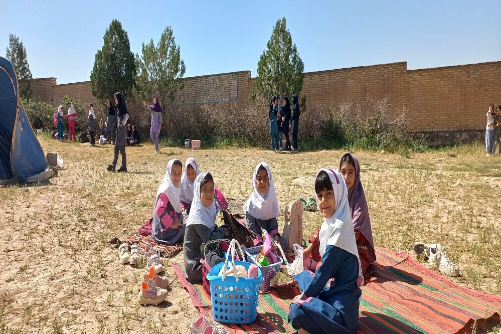 برگزاری اردوی درون مدرسه‌ای در مدرسه شهید معتمدی گزکوه