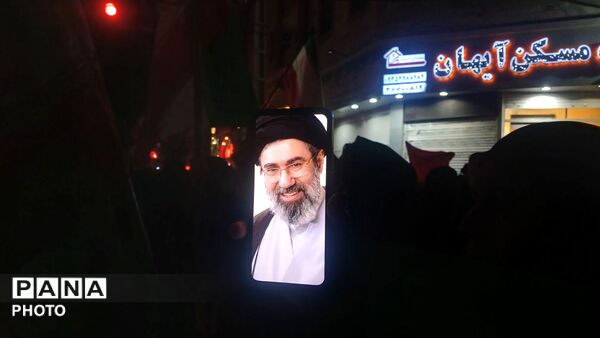 مشت‌های گره کرده مردم  به دهان امریکای جنایت کار و رژیم غاصب صهیونی 