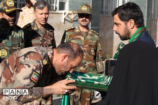حضور خادمان حرم حضرت معصومه(س) همراه پرچم متبرک در پادگان قهرمان
