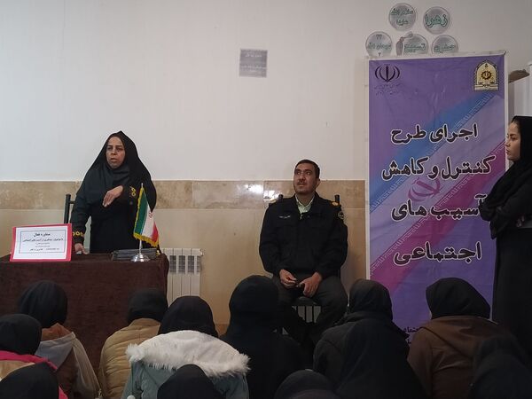 کارگاه آموزشی آسیب های اجتماعی در دبیرستان دخترانه امید