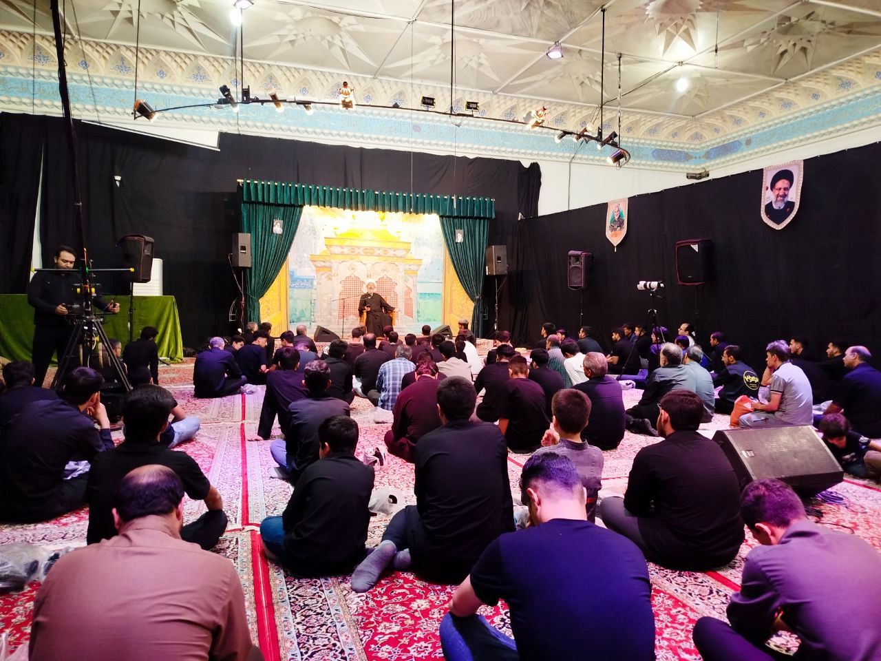 شب اول محرم، دانش‌آموزان کاشمری در هیئت انصار المهدی پرچم عشق برافراشتند