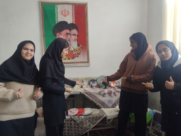 برگزاری نمایشگاه کارهای هنری در دبیرستان فیاض شهرستان کاشمر 