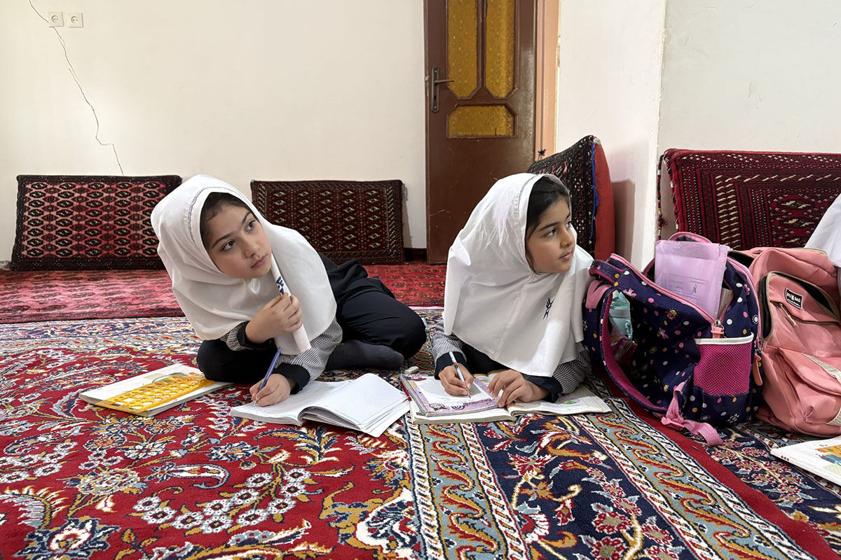 فداکاری معلم شیروانی برای برگزاری کلاس حضوری در خانه یک مادر مهربان