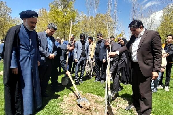 به یادهر غنچه بهشت نهالی در زمین می کاریم