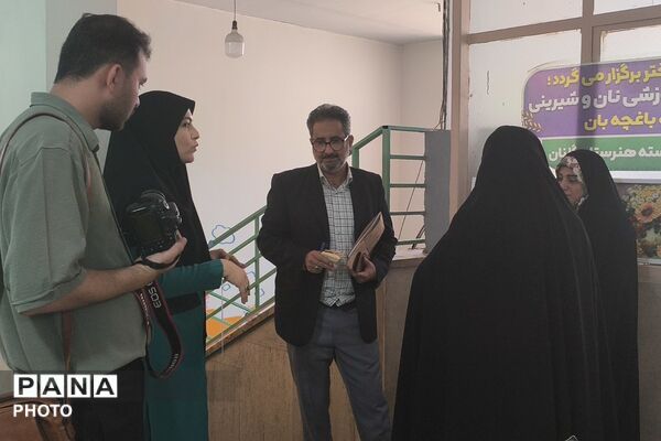 قاب‌های شهدای میناب بر درِ کلاس‌ها؛ عهد معلمان مدرسه باغچه‌بان در آغاز سال تحصیلی
