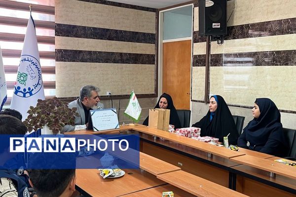 تقدیر از دانش‌آموز خبرنگاران فعال پانا در مراسم روز خبرنگار در شهرستان فیروزکوه