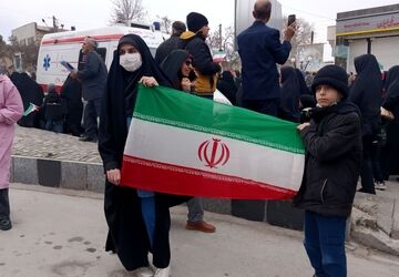 اقتدار و همبستگی جوانان نهاوند در راهپیمایی حماسی ۲۲ بهمن