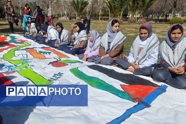 لذت نقاشی همگانی کنار دوستان در بوستان جنت شیراز 