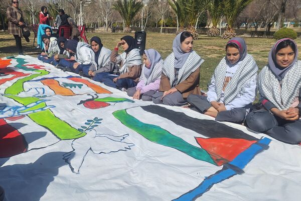 لذت نقاشی همگانی کنار دوستان در بوستان جنت شیراز 