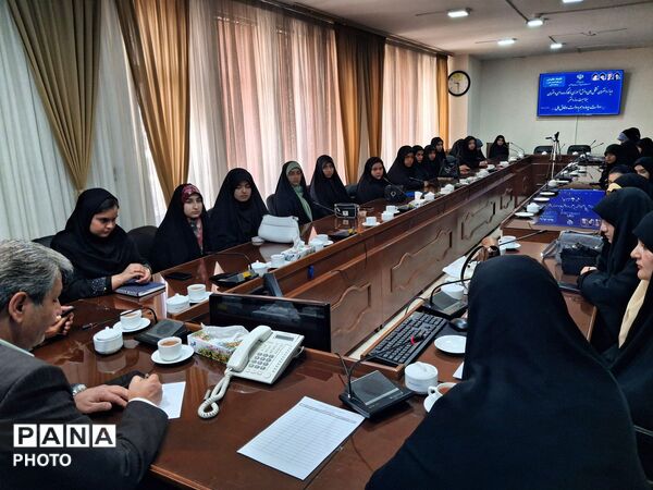 دیدار دختران تشکل های دانش آموزی و کار گروه دائمی دختران با فرماندار کاشمر 