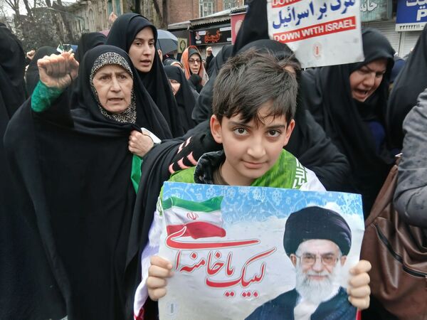 باران عشق وارادت به انقلاب همراه با باران‌ها ی نقره‌ای رشت