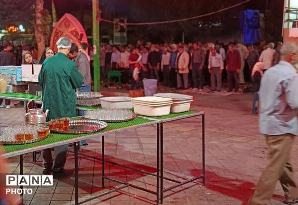 فعالیت چایخانه حضرت زهرا (س) در شب شهادت امام حسن عسکری(ع) 