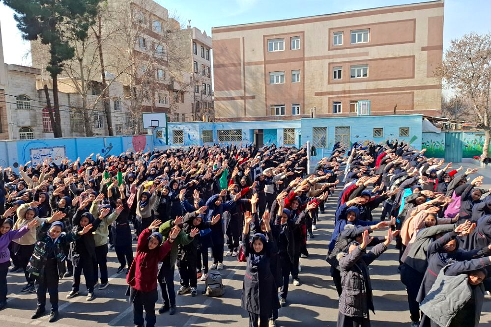 تمرین دانش‌آموزان دبیرستان حضرت ولیعصر (عج) ری یک جهت حضور در برنامه یاوران انقلاب