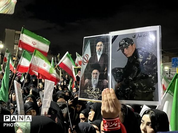 حضور دانش‌آموزان و کودکان فردیسی در راهپیمایی شبانه «جنگ رمضان»