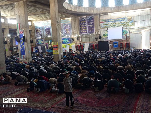از پیر تا دانش آموز در نماز جمعه نیشابور حضور دارند-۱