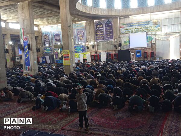 از پیر تا دانش آموز در نماز جمعه نیشابور حضور دارند-۱