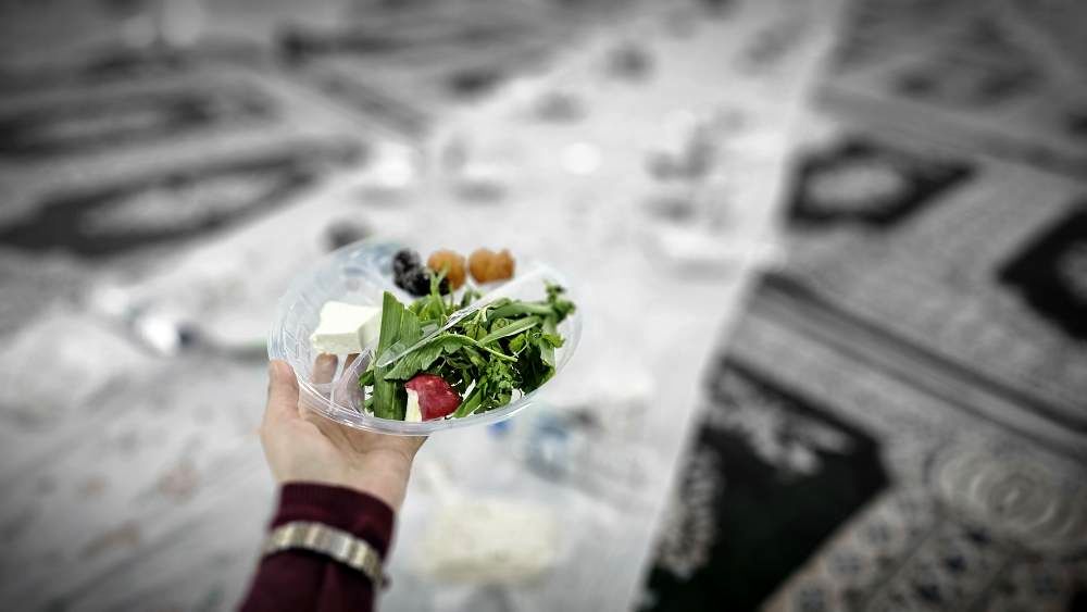 برگزاری ضیافت افطار در دبیرستان شهید اردستانی