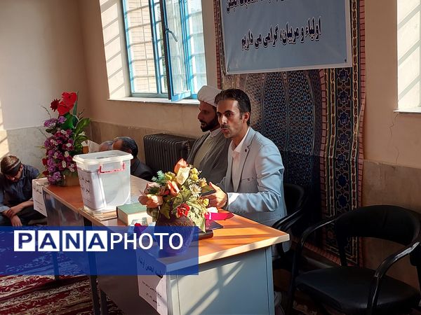 برگزاری انتخابات انجمن اولیا و مربیان با حضور امام‌جمعه در دبیرستان عابدینی خرم صفادشت ملارد
