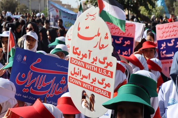 حضور پرشور دانش‌آموزان پاکدشتی در راهپیمایی روز ۱۳ آبان