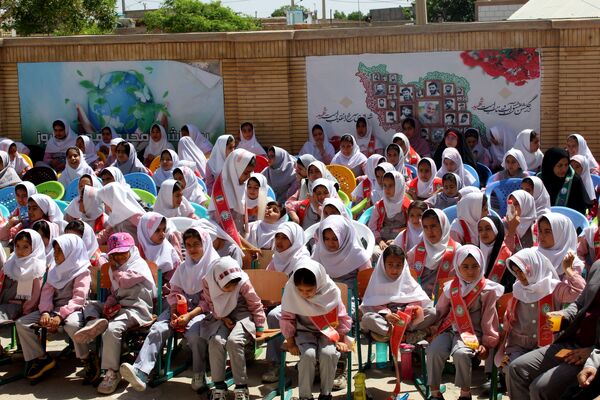 نواختن زنگ سپاس معلم در دبستان دخترانه شاهد نرگس