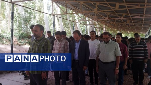 اولین نماز جماعت پایه دهمی ها همراه با کادر دبیرستان شاهد ابوذر غفاری 