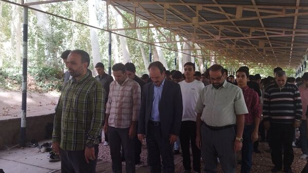 اولین نماز جماعت پایه دهمی ها همراه با کادر دبیرستان شاهد ابوذر غفاری 