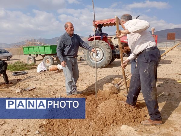 کاشت نهال در آرامستان روستای گزکوه