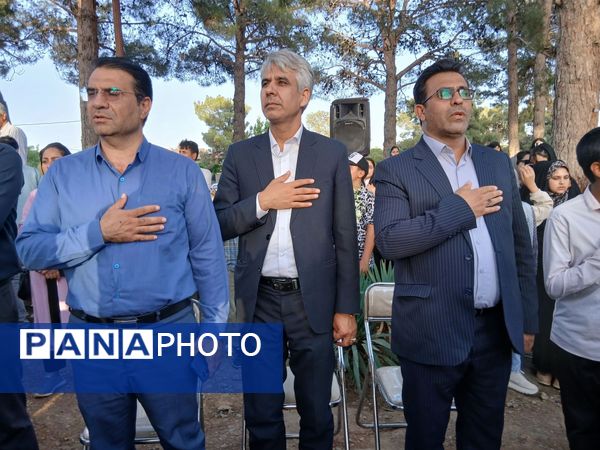 قدم هایی به عشق معلمان