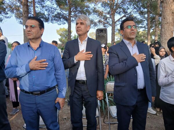 قدم هایی به عشق معلمان