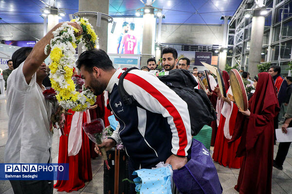 بازگشت تیم ملی وزنه‌برداری با جام قهرمانی‌