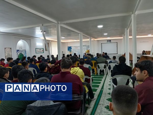 جلسه تجربه گردانی با قبول شدگان کنکور سراسری در دبیرستان نمونه آیت‌الله خامنه‌ای